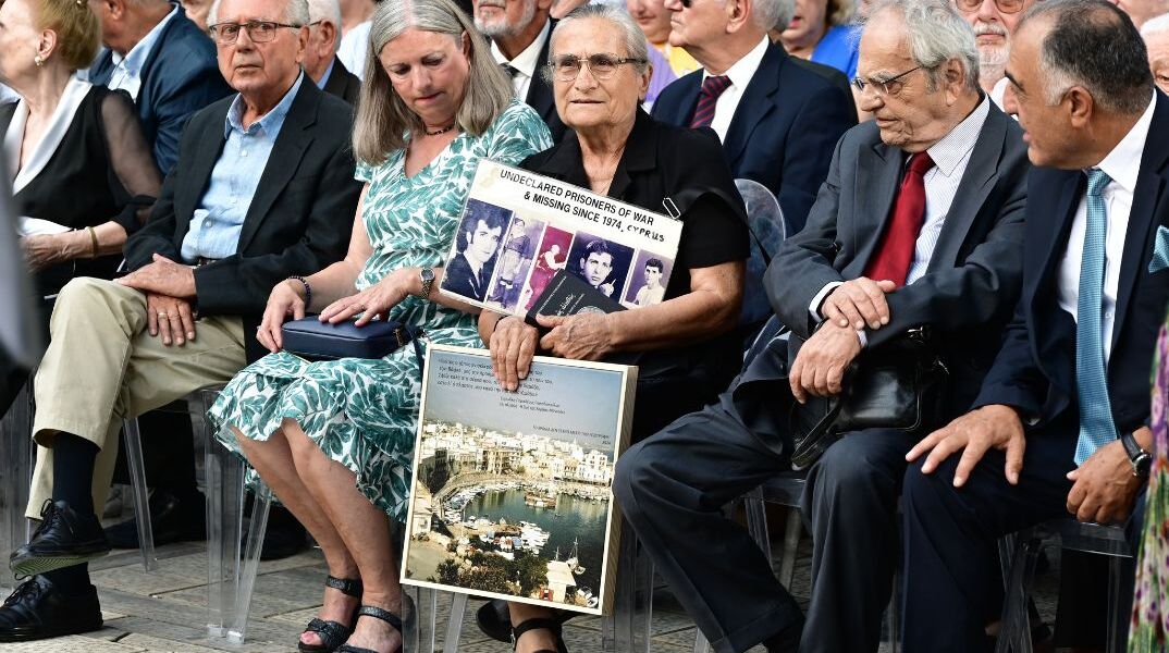 Η Χαρίτα Μάντολες με πλακάτ των αγνοουμένων στο Προεδρικό Μέγαρο