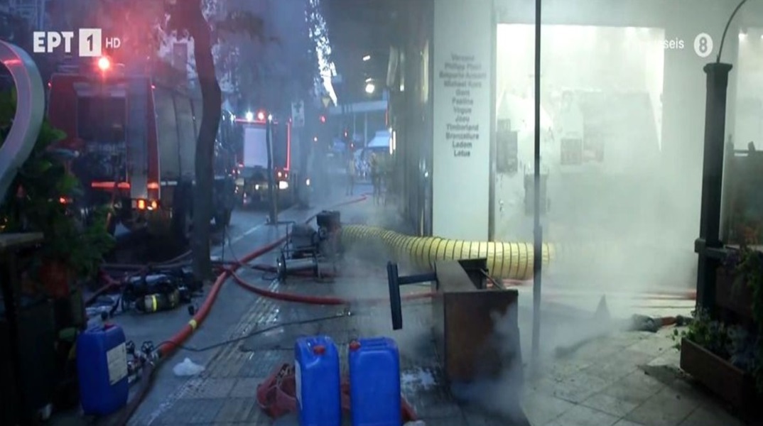 Φωτιά ξέσπασε τα μεσάνυχτα σε κτίριο στην Αγίου Μελετίου - Απεγκλωβίστηκαν ένοικοι 
