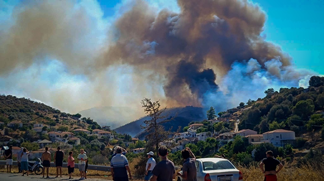 Τεράστια μάχη με τις φλόγες στην Εύβοια: Εκκενώθηκαν οικισμοί - Τραυματίστηκε πυροσβέστης