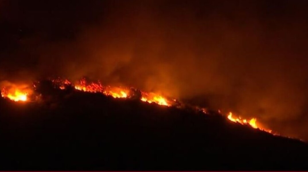 Δύσκολη νύχτα στην Εύβοια καθώς η φωτιά καίει ανεξέλεγκτη - Νέο 112 για το χωριό Κόσκινα