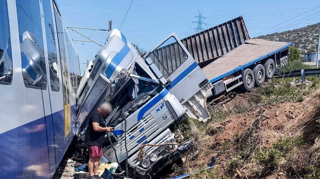 Αυλίδα: Τρεις τραυματίες από τη σύγκρουση φορτηγού με τρένο με 130 επιβάτες