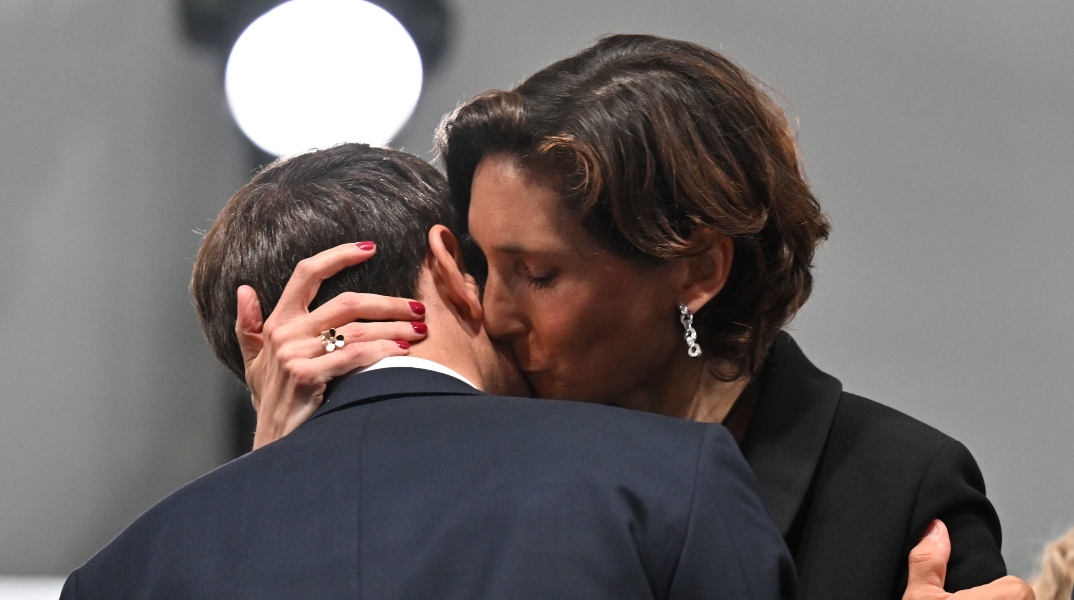 Η Γαλλίδα υπουργός Αθλητισμού Oudéa-Castéra  φιλάει τον Γάλλο Πρόεδρο, Εμανουέλ Μακρόν 