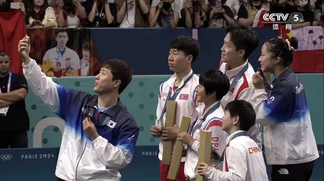 Οι έξι αθλητές του πινγκ πονγκ από Κίνα, Νότια και Βόρεια Κορέα μαζί σε μια ιστορική φωτογραφία