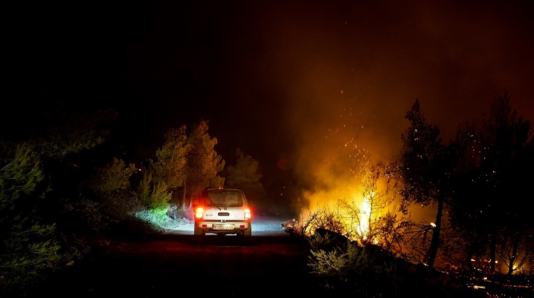Φωτιά στη Βαρυμπόμπη - Μεγάλη κινητοποίηση της Πυροσβεστικής