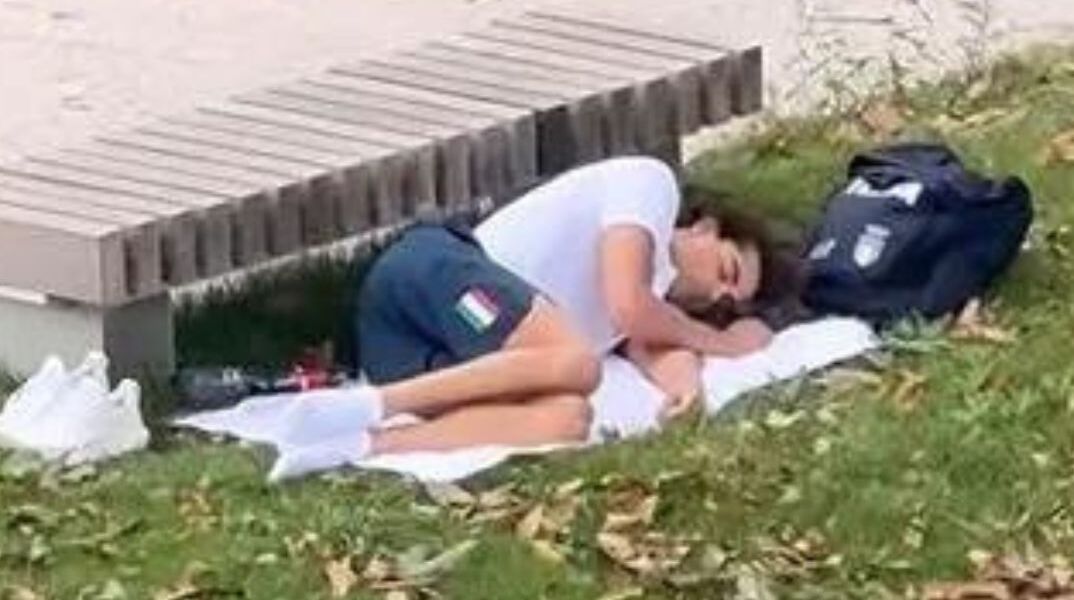 Ολυμπιακοί Αγώνες 2024: Ο κολυμβητής της Ιταλίας Τόμας Τσεκόν κοιμήθηκε στο γρασίδι λόγω ζέστης