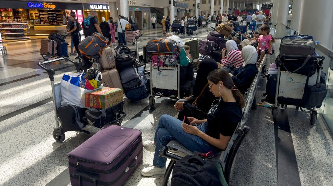 Ουρές στο αεροδρόμιο της Βηρυτού, καθώς πολλοί προσπαθούν να φύγουν φοβούμενοι πόλεμο