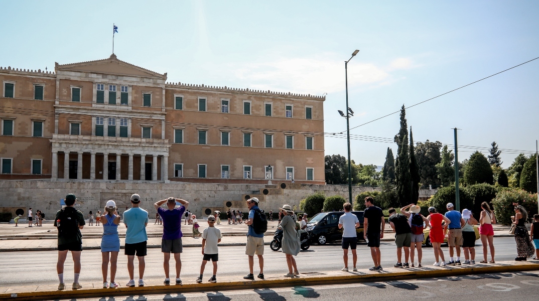 τουριστες μπροστα στη Βουλη