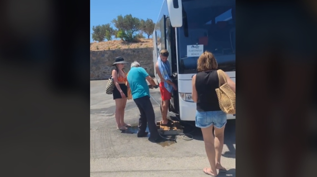 οδηγος λεωφορείου πλένει τουρίστες πριν επιβιβαστούν