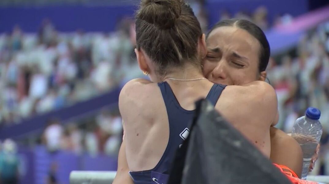 Η Εμμανουηλίδου ξεσπά σε κλάματα στη θερμή αγκαλιά της Φωτοπούλου μετά την πρόκριση στον ημιτελικό των 200μ