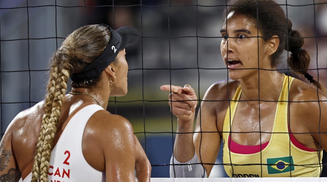 Η στιγμή που ο DJ στον τελικό του beach volley γυναικών στο Παρίσι βάζει το «Imagine» μετά από καυγά