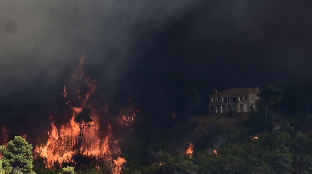 Ξεπερνούν τα 25 μέτρα οι φλόγες στον Βαρνάβα - Κατευθύνεται προς Μαραθώνα