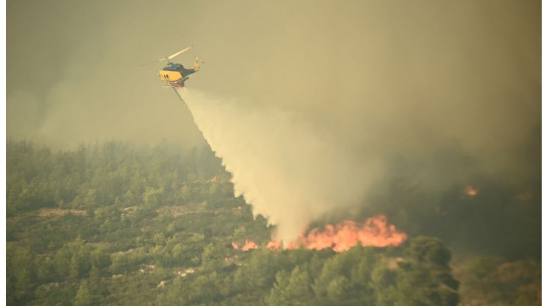 Μήνυμα του 112 σε Σταμάτα, Ροδόπολη, Άγιο Στέφανο και Διόνυσο για τη φωτιά στον Βαρνάβα