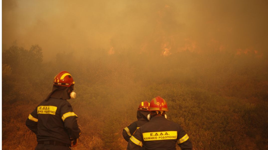 Ανεξέλεγκτη η φωτιά στην Ανατολική Αττική