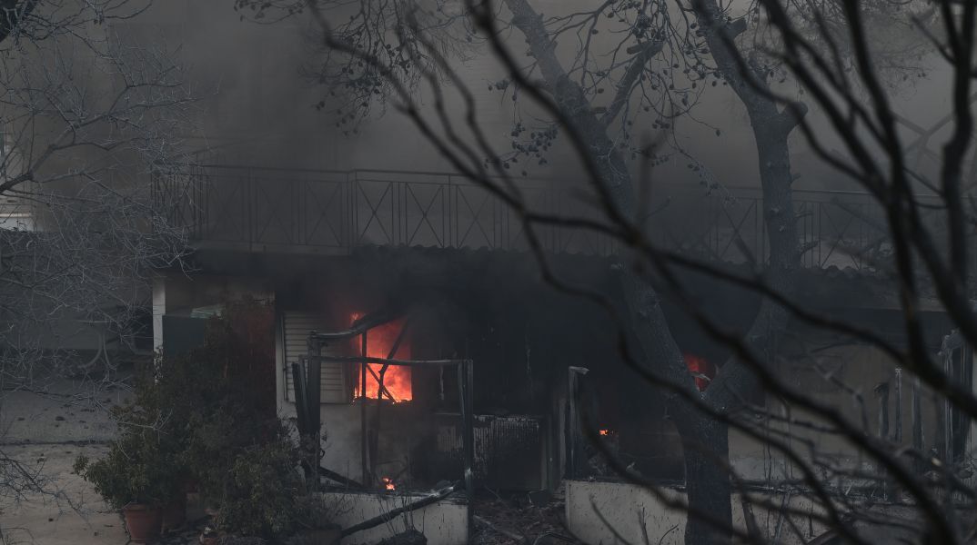 Σπίτια παραδόθηκαν στις φλόγες 