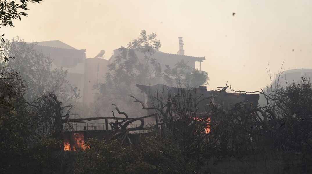 Φωτιά στην Αττική: Μήνυμα του 112 για Διόνυσο – Απομάκρυνση προς Κηφισιά