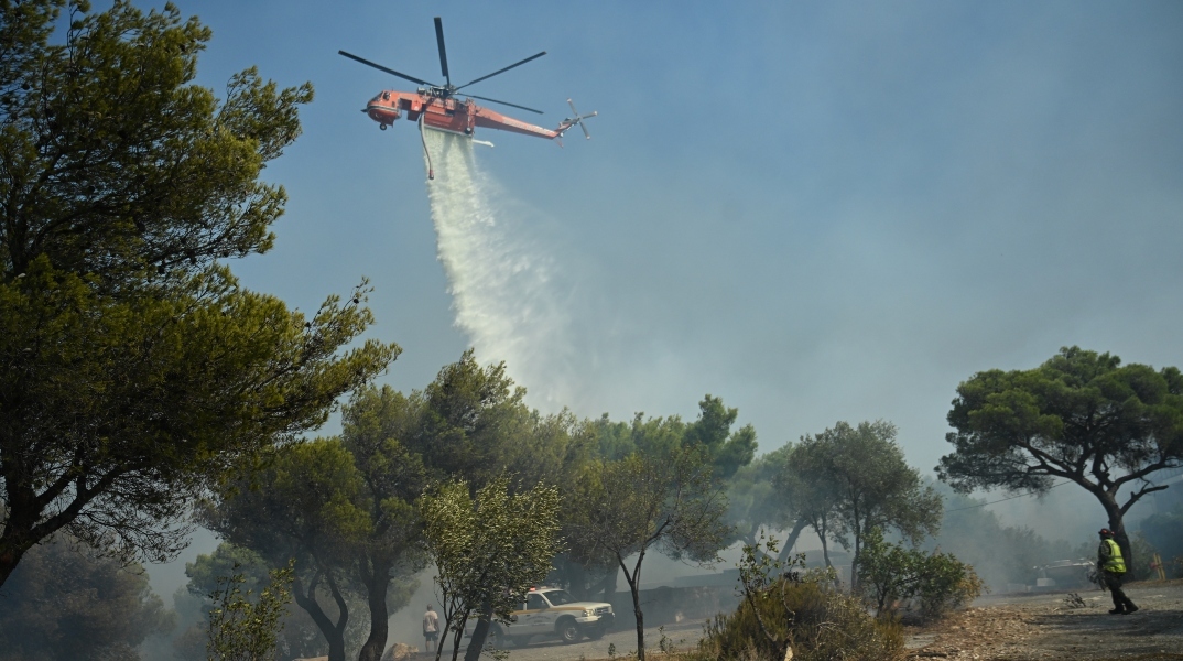 ελικοπτερο πυροσβεστικης ριχνει νερο