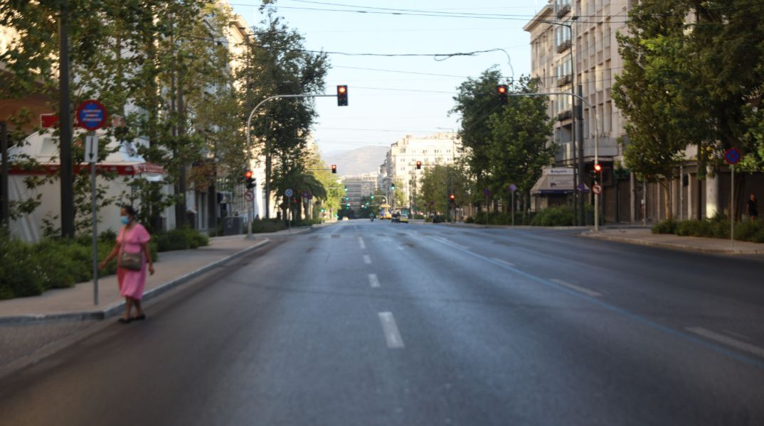 Πόλη-φάντασμα η Αθήνα ανήμερα του Δεκαπενταύγουστου - Άδειοι οι δρόμοι της πρωτεύουσας