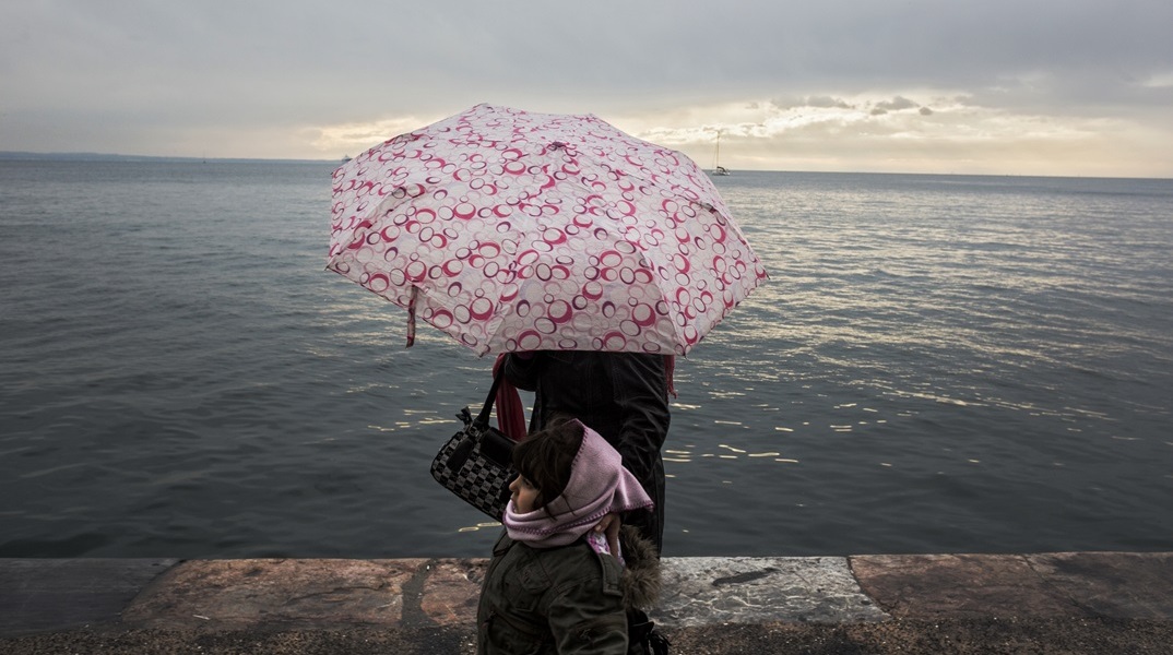 Βροχερή με υψηλές θερμοκρασίες θα είναι η Παρασκευή - Τι καιρό θα κάνει το Σαββατοκύριακο 