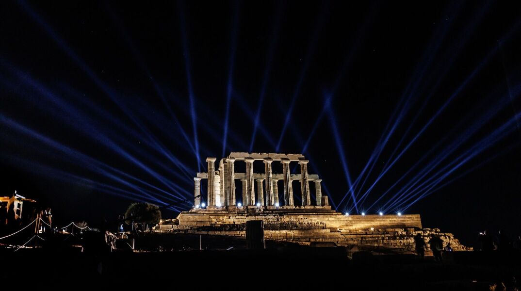 Στιγμιότυπο από την τελετή για τον νέο φωτισμό του Ναού του Ποσειδώνα στο Σούνιο