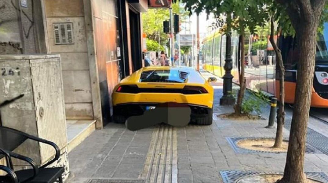 Mια Lamborghini παρκαρισμένη πάνω σε πεζοδρόμιο και ράμπα αναπήρων στον Πειραιά