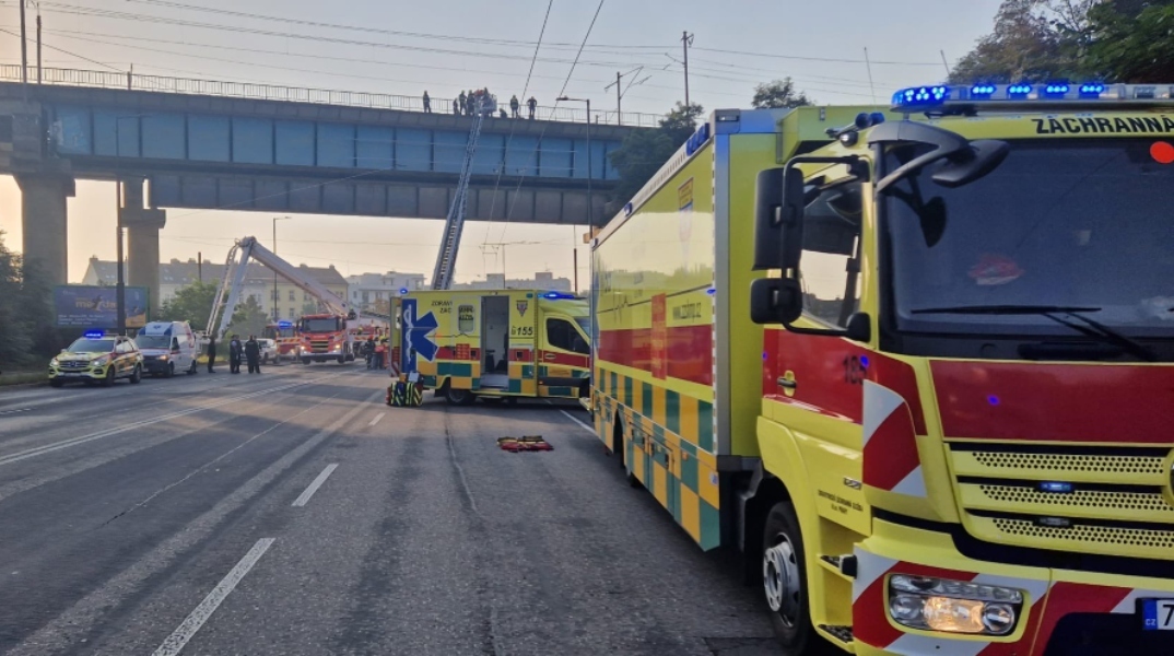 Αμαξοστοιχία στην Πράγα παραβίασε «κόκκινο» και προσέκρουσε σε ακινητοποιημένο τρένο - 35 τραυματίες