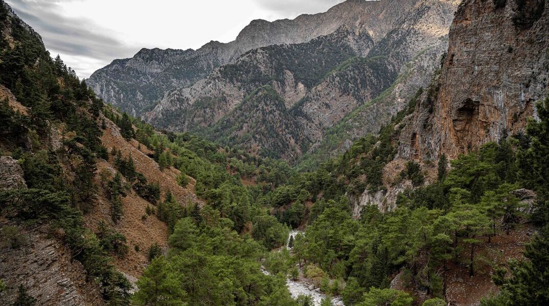 Γυναίκα έχασε την ζωή της από πτώση βράχου στο Φαράγγι της Σαμαριάς - Εγκλωβισμένοι επισκέπτες