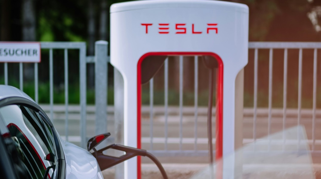 Tesla «λαμπάδιασε» τη στιγμή που φόρτιζε στην Αγία Παρασκευή (vid)