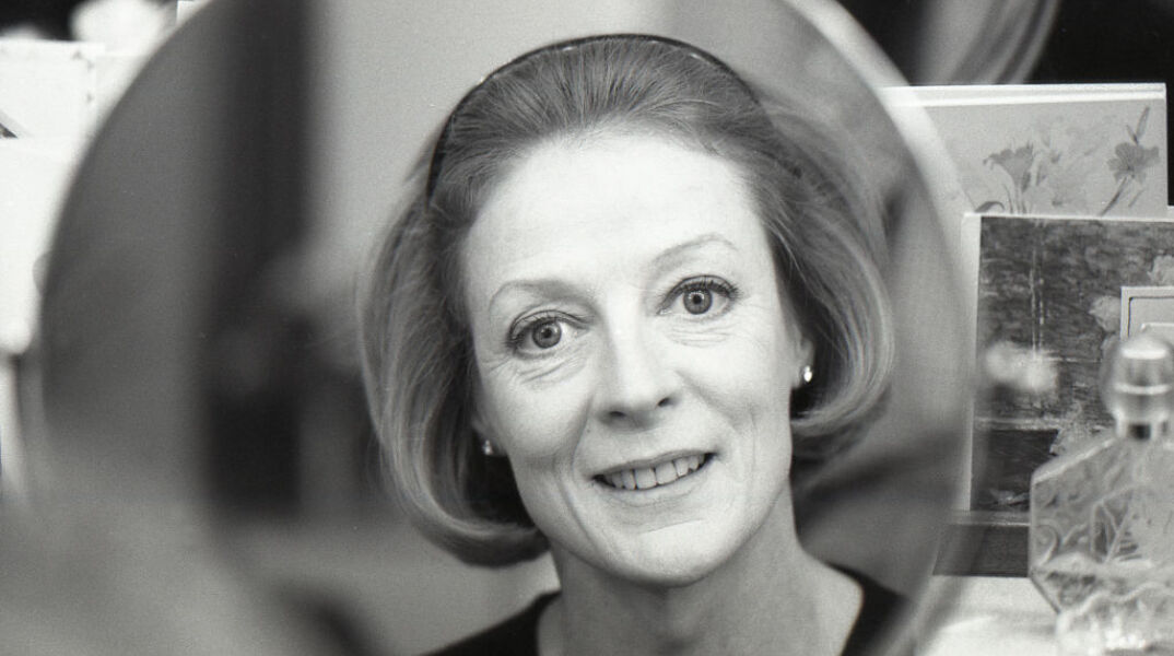 English actor Maggie Smith in her dressing room at London's Lyric Theatre in 1986 (photo by Ian Cook/Getty Images)