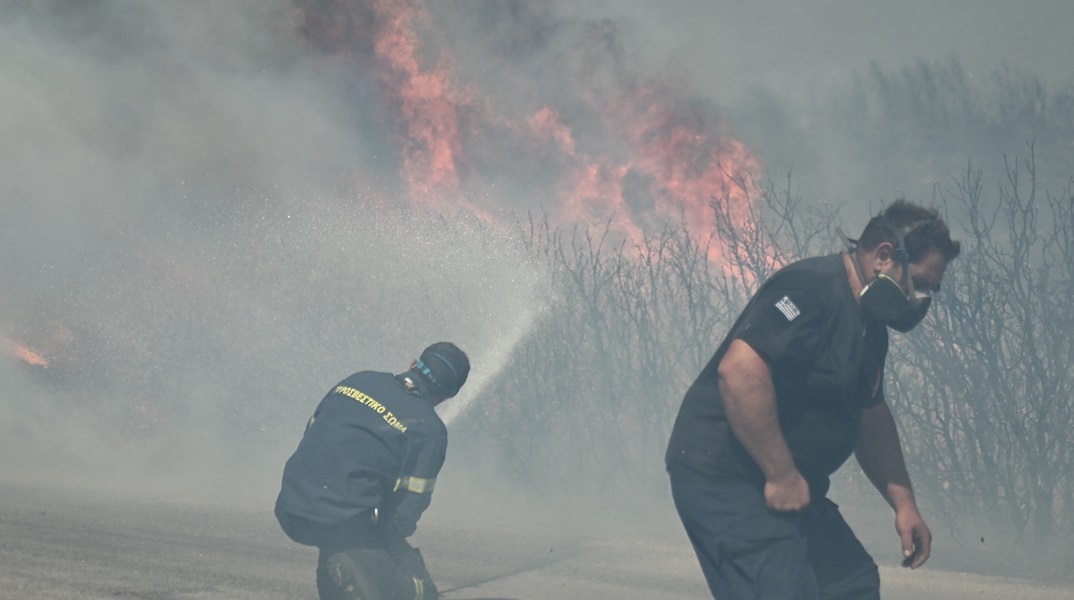 Κόρινθος: Μπαράζ μηνυμάτων από το 112 για τη φωτιά που μαίνεται στο Ξυλόκαστρο