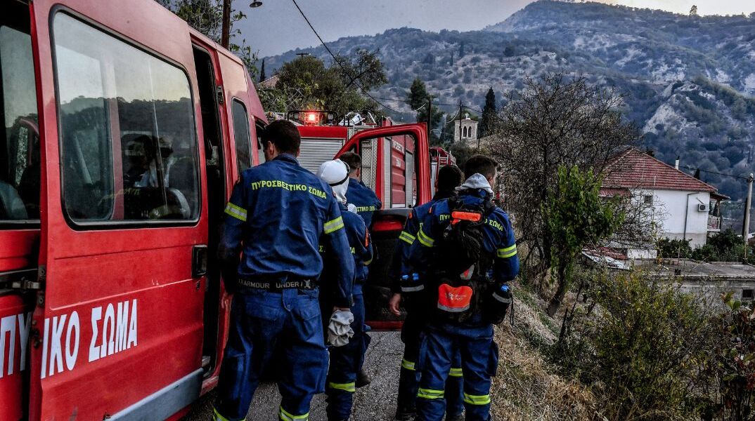 Mάχη για να τεθεί υπό έλεγχο η φωτιά στο Ξυλόκαστρο - Τραυματίστηκαν δύο πυροσβέστες	