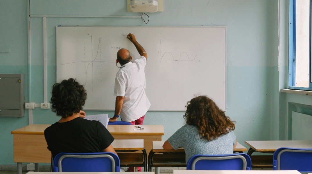 σχολικη αιθουσα, καθηγητης, 2 μαθητες