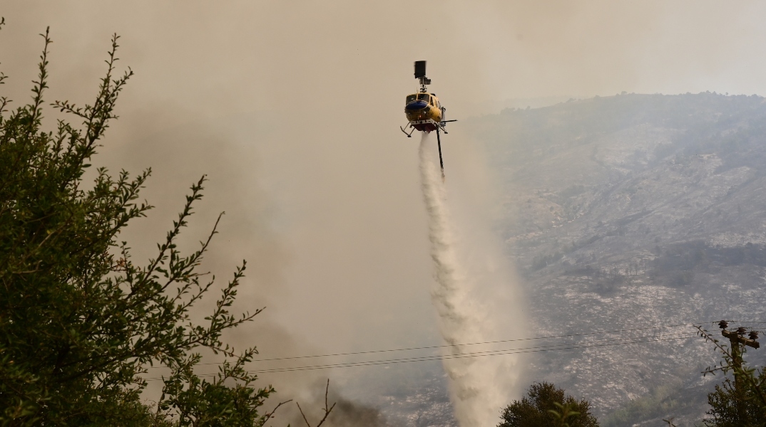 ελικοπτερο πυροσβεστικης ριχνει νερο