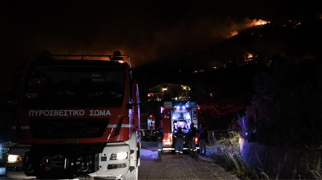 Διάσπαρτες εστίες φωτιάς στην Ηλεία 