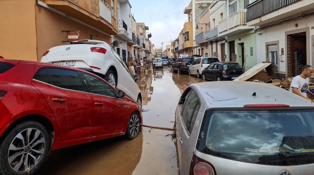 πλημμυρισμενοι δρομοι, αμαξι, σπιτια, νερο