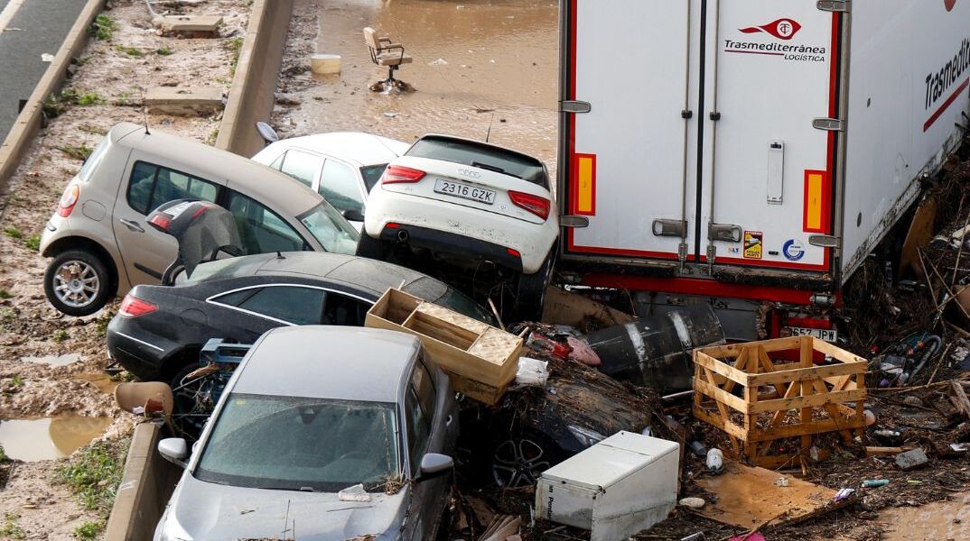 Ισπανία: Σκηνές χάους από τη θεομηνία με τουλάχιστον 64 νεκρούς