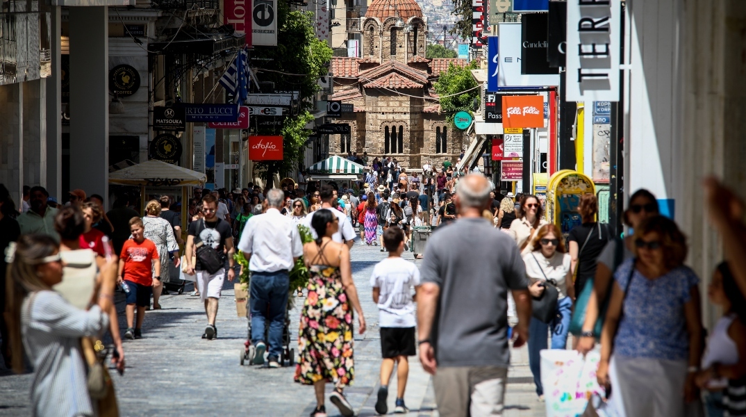 κοσμος περπαταει στην Ερμου