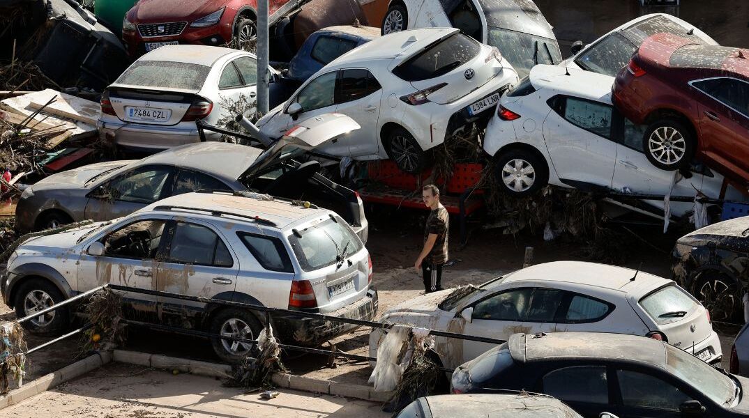 Ισπανία: Δάκρυα χαράς για μια οικογένεια που ενώθηκε ξανά μετά τις καταστροφικές πλημμύρες	