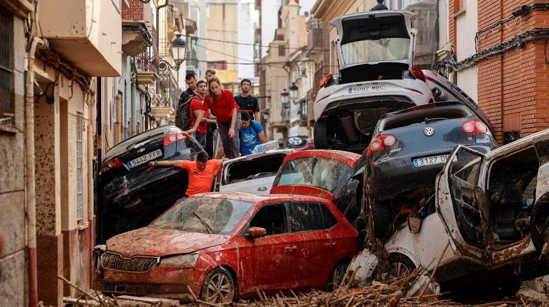 κατεστραμμένα σπίτια , πλημμυρες, κοσμος