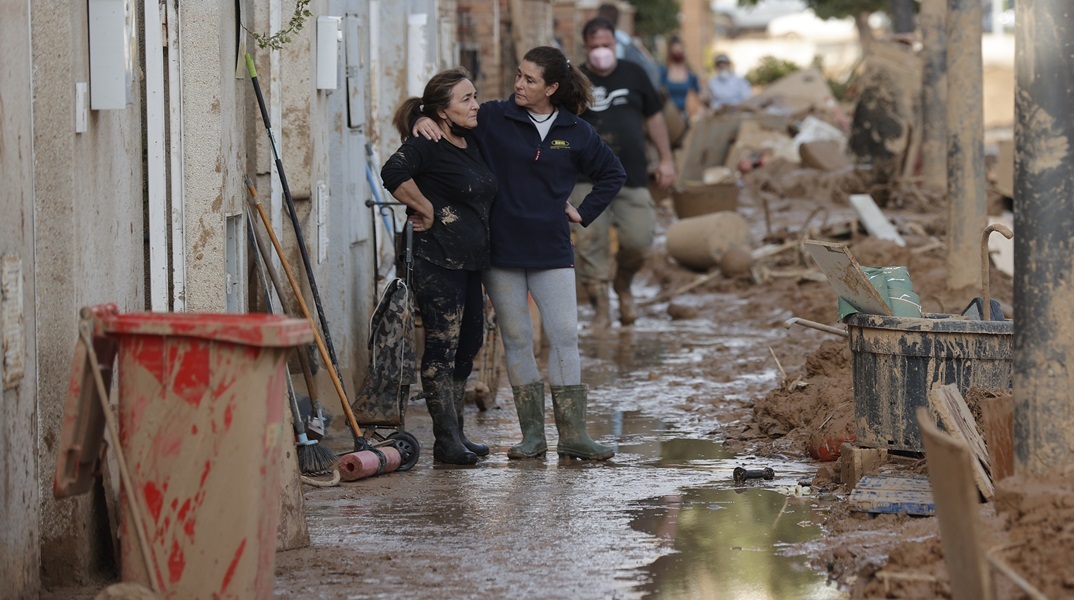 Ισπανία: Ομάδες πολιτών περιπολούν την πλημμυροπαθή Παϊπόρτα τη νύχτα υπό το φόβο κλοπών