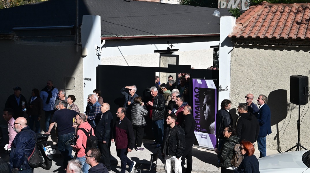 Στέφανος Κασσελάκης: Κόσμος στα γραφεία του στον Ταύρο εν αναμονή της ανακοίνωσης νέου κόμματος