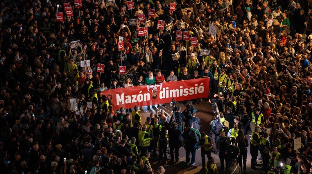 Ισπανία: Χιλιάδες διαδηλωτές έκαναν πορεία για να καταγγείλουν τη διαχείριση των πλημμυρών