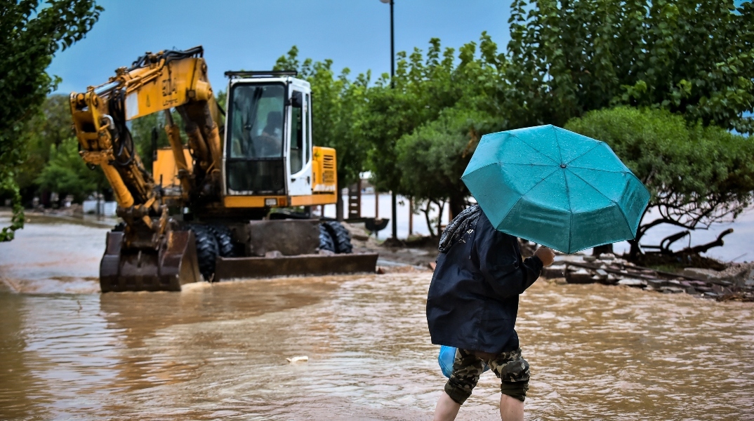 ΠΛΗΜΜΥΡΑ, ΑΝΔΡΑΣ ΜΕ ΟΜΠΡΕΛΑ