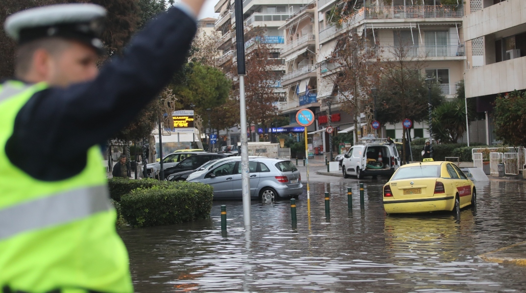 Πλημμυρά από την έντονη βροχόπτωση στην λεωφόρο Ποσειδώνος στο Παλαιό Φάληρο