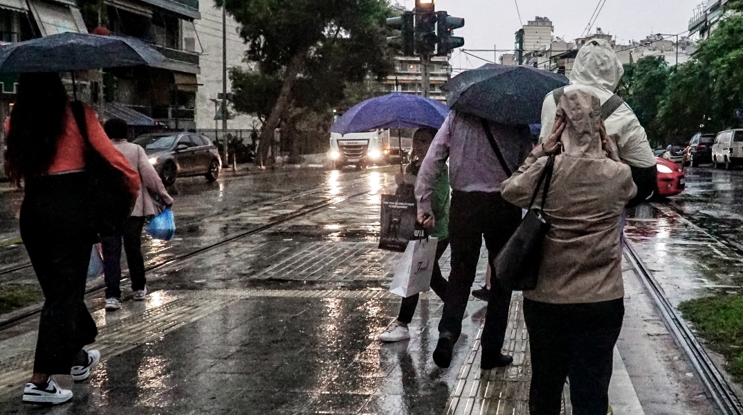 βροχη, περαστικοι