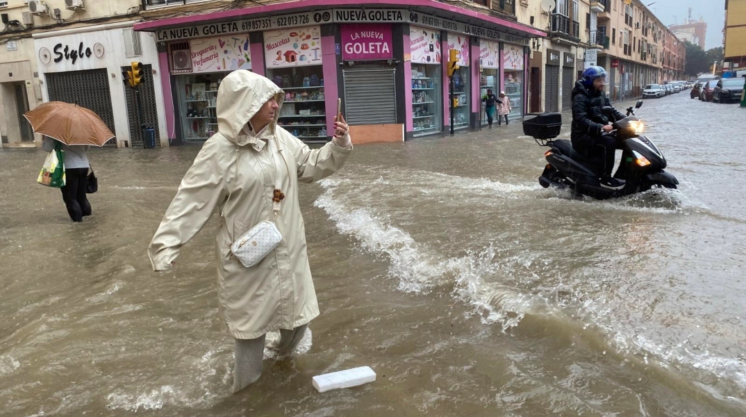 πλημμυρισμενοι δρομοι, αμαξι, σπιτια, νερο