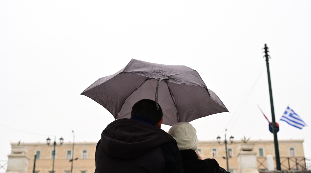 περαστικοι, ομπρελες, βροχη