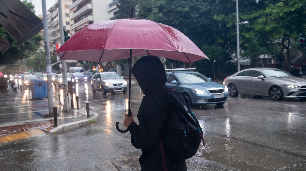 περαστικοι, ομπρελες, βροχη