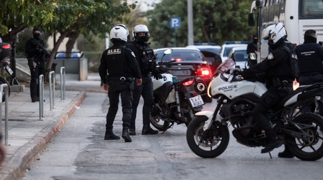 Βρέθηκε γιάφκα με όπλα και εκρηκτικά στο Παγκράτι - Ερευνάται αν υπάρχει σύνδεση με τους Αμπελόκηπους