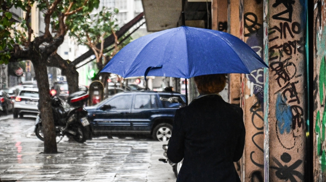 γυναικα κραταει ομπρέλα