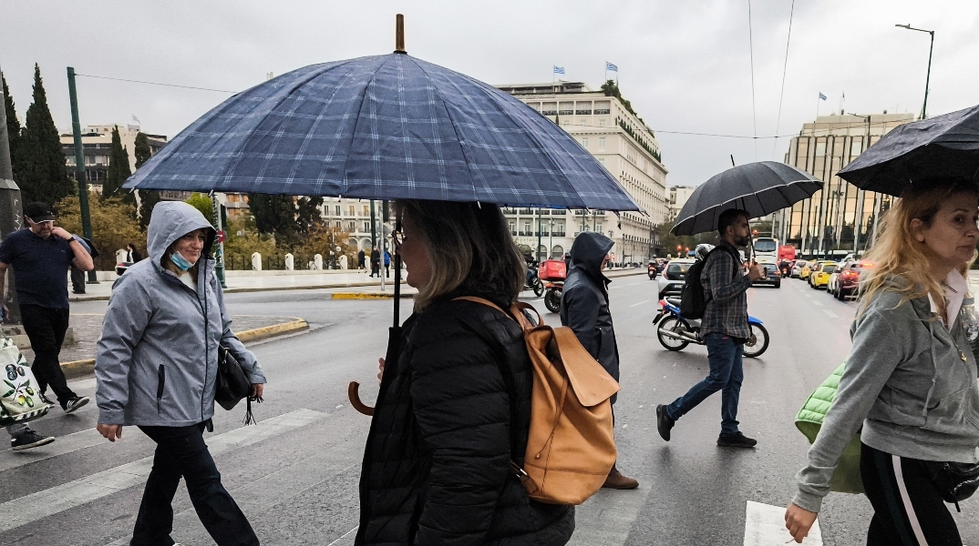 περαστικοι με ομπρελες